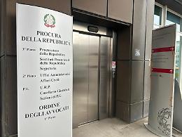 Afferra una mannaia da macellaio e aggredisce il padre. La lite era scoppiata in cucina a Chivasso