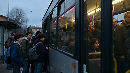 Cantieri infiniti sulla Torino-Ceres, bus insufficienti: pendolari lasciati a terra