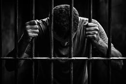 Schiaffi, pugni e umiliazioni in cella: sette agenti condannati per tortura a Torino