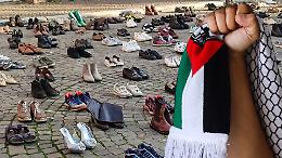 Scarpe per Gaza, a Ciri&egrave; un silenzioso colpo allo stomaco che trasforma la piazza in memoria (FOTO)