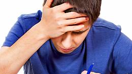 Picchiato per i voti bassi, a 15 anni chiede aiuto e denuncia anni di violenze subite in famiglia