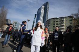 La fiamma olimpica accende la Regione Lombardia: entusiasmo record in piazza, Fontana parla di un passaggio che segna l&rsquo;ingresso nei Giochi (FOTO e VIDEO)