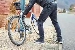 Furto della bicicletta nell&rsquo;androne: quando il condominio diventa &ldquo;privata dimora&rdquo;