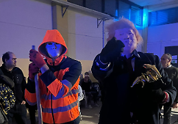 Carnevale di Bollengo: un tapiro al sindaco. La tradizione resiste: una palma con banane al posto dello scarlo