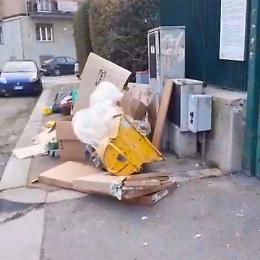 Discarica davanti all&rsquo;ecocentro, ogni luned&igrave; la stessa scena: rifiuti abbandonati e marciapiede impraticabile a Regio Parco