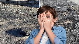 A San Mauro Torinese c'&egrave; una strada che sprofonda: i cittadini lanciano l'allarme, scoppia la polemica