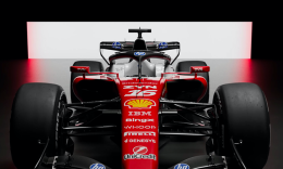 Ferrari corre pi&ugrave; veloce del mercato: utili in crescita, dividendi pi&ugrave; ricchi e la prima elettrica pronta al debutto