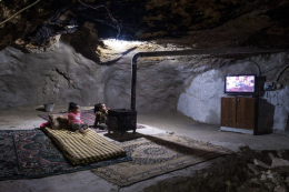 Famiglie palestinesi sono costrette a vivere nelle grotte. Demolizioni, coloni e nuove leggi israeliane in Cisgiordania