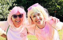 Nasi rossi, magliette gialle e un tripudio di colori, allegria e solidariet&agrave;