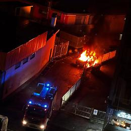 Auto data alle fiamme nella notte a Regio Parco, cresce la tensione tra i residenti (FOTO&VIDEO)