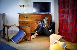 Divieto ignorato e nuove violenze, 25enne arrestato a Novara per maltrattamenti alla ex compagna