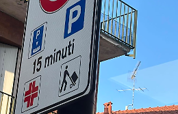 Parcheggio occupato, anziano rinuncia alla farmacia: la denuncia della dottoressa Scarabello