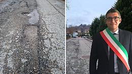 Buche a Gassino, i rattoppi non bastano pi&ugrave;: botta e risposta tra cittadini e Comune