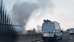 Caos sulla tangenziale: motosega in corsia a Nichelino e auto in fiamme al km 23
