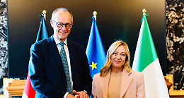 Meloni e Merz si prendono l&rsquo;Europa: Macron isolato su eurobond, difesa e Mercosur