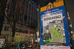 Giorgia Meloni con divisa e manganello a Torino, Extinction Rebellion accusa il governo di essere &ldquo;ecovandalo&rdquo;