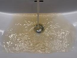 Acqua &ldquo;non potabile&rdquo; a scuola, poi la retromarcia: in Canavese il rubinetto diventa arena politica