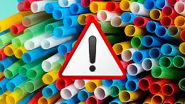 Maxi sequestro in un negozio: 13mila articoli in plastica fuori norma e cosmetici di Carnevale senza indicazioni di sicurezza