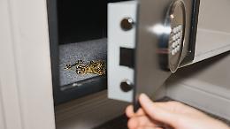 Finti tecnici del gas svuotano la cassaforte di un pensionato in Canavese: colpo da migliaia di euro, caccia alla banda