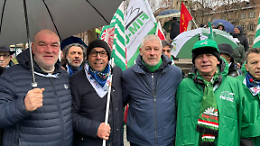 &ldquo;Innamorati di Torino&rdquo;, i metalmeccanici in corteo sotto la pioggia per il rilancio dell&rsquo;industria