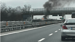 Auto in fiamme sulla tangenziale Torino-Pinerolo all&rsquo;altezza di Candiolo, traffico bloccato