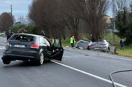 Schianto sulla 460, tre auto coinvolte: traffico in tilt