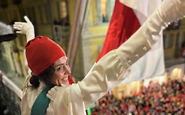 Questa sera a Ivrea la Vezzosa Mugnaia si affaccia dal balcone del Municipio