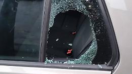 Vetro spaccato in pieno giorno a Rebaudengo: vandalismo sotto le telecamere