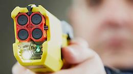 Aggredisce clienti in un locale e lancia una sedia contro gli agenti: arrestato con il taser, in casa 50 grammi di cocaina