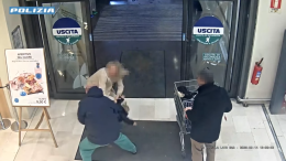 Scene da incubo al supermercato: prende una bimba di un anno e mezzo e cerca di portarla via (VIDEO)
