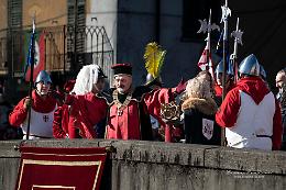 Ivrea stringe la Vezzosa Mugnaia in un abbraccio: battaglia d'arance da record e citt&agrave; in festa
