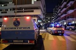 Torino, uomo trovato morto sull&rsquo;asfalto con una profonda ferita al collo