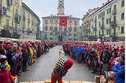 Luned&igrave; di Carnevale, Ivrea accende la tradizione tra zappate, Albero della Libert&agrave; e arance in volo
