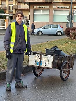 Con una scopa e un carretto cambia il volto del paese: la lezione silenziosa di Fabio a San Giusto Canavese