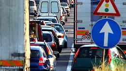 La Provinciale 39 del Canavese resta un imbuto in mezzo al paese: traffico in tilt, i pedoni rischiano. C'&egrave; un progetto di allargamento, ma mancano i soldi