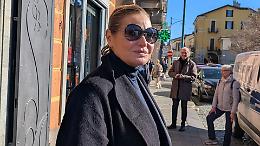 Simona Ventura a Chivasso, visita a sorpresa tra ricordi personali e l&rsquo;amarezza per il Politeama chiuso (VIDEO)