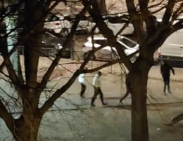 Bottiglie lanciate alle quattro del mattino in corso Taranto, residenti svegliati dalle urla (VIDEO)