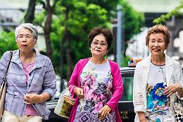 In Giappone si affittano le nonne: 20 euro l&rsquo;ora per cucinare, ascoltare e sostituire la famiglia