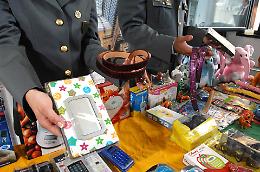 Valanga di prodotti pericolosi nei negozi: 7.700 articoli sequestrati, scatta il blitz della Finanza nel Vercellese