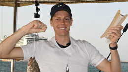 Amici nemici a Doha: Sinner e Alcaraz mollano la racchetta e si sfidano a pesca nel Golfo Persico (VIDEO)