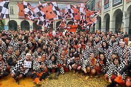 Paghi la squadra e resti fuori: la rabbia di una sostenitrice del Carnevale di Ivrea