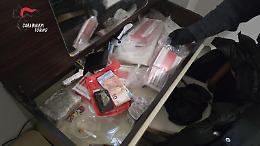 Blitz antidroga all&rsquo;alba a Ivrea e nel Canavese: 6 arresti, 19 denunciati e 125 mila euro sequestrati
