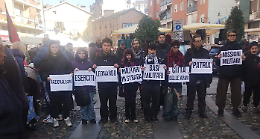 Lucchetti, vernice rossa e striscioni: blitz antimilitaristi contro Leonardo e Citt&agrave; dell&rsquo;Aerospazio