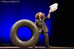 Rosa, il clown che spiazza: poesia, provocazione e risate senza parole