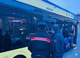 Autobus sotto tiro: 58 sanzioni e un intervento salvavita a Torino