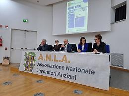 Nonni e nipoti sul palco. Marciapiedi scassati in citt&agrave;