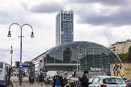 Porta Susa, lancia un estintore dalla balconata: paura tra i passeggeri