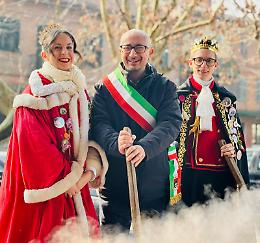 Il Carnevalone fa 76: paese in festa con il Re e la Regina del Fuoco