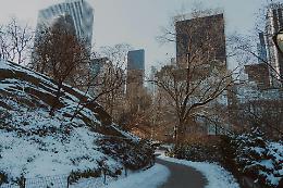 Tempesta record negli Stati Uniti: 5.500 voli cancellati, 600 mila senza luce e sette Stati in emergenza