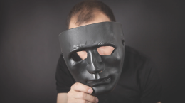 Si ferma al parco giochi e si masturba davanti a due ragazzine: a Ivrea il processo